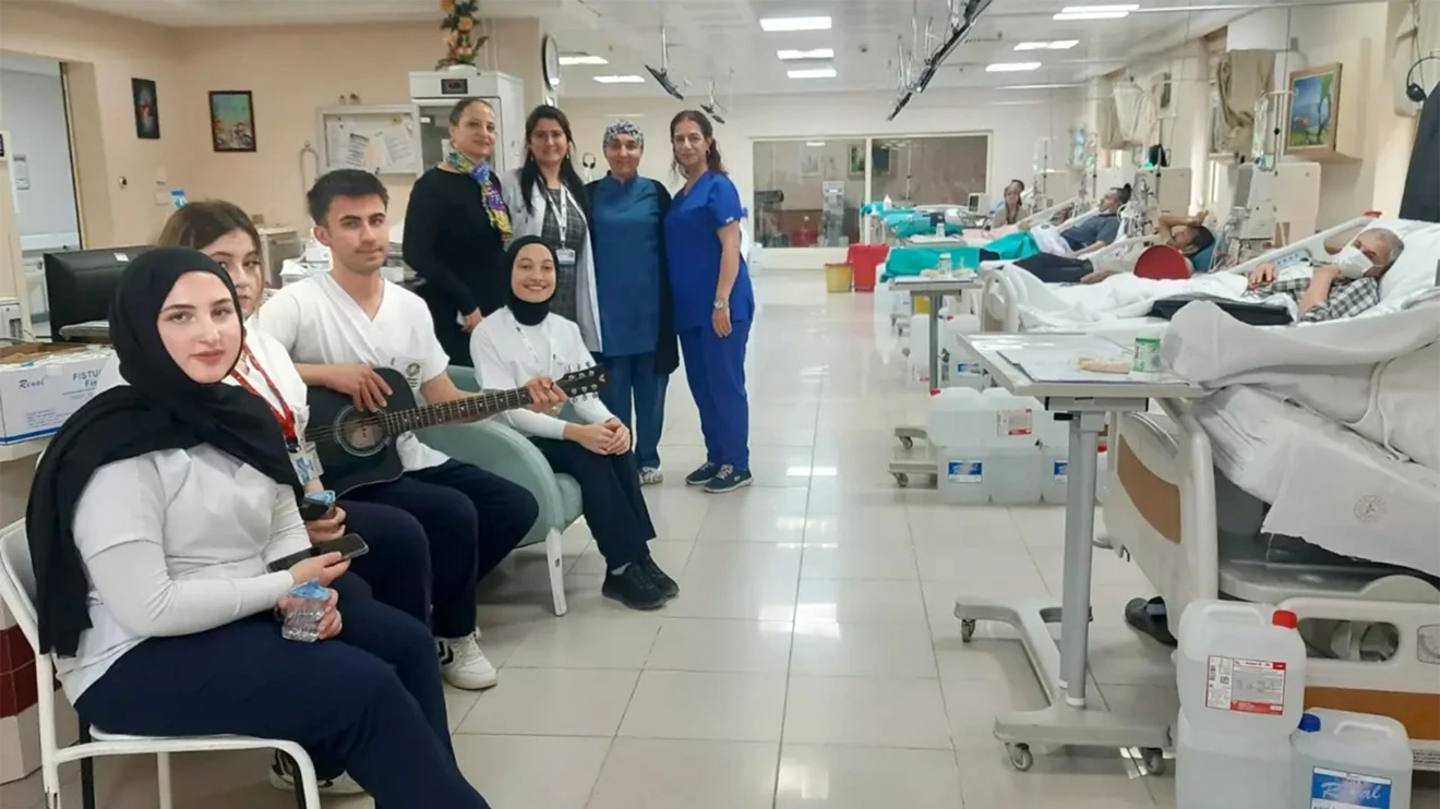 Selçuk Üniversitesi öğrencileri, hastalara müzikle moral etkinliği düzenledi 
